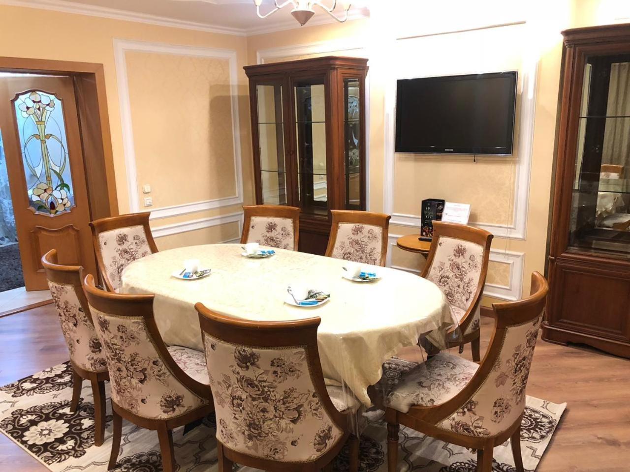 Penthouse With 3-Bedrooms Almaty Esterno foto